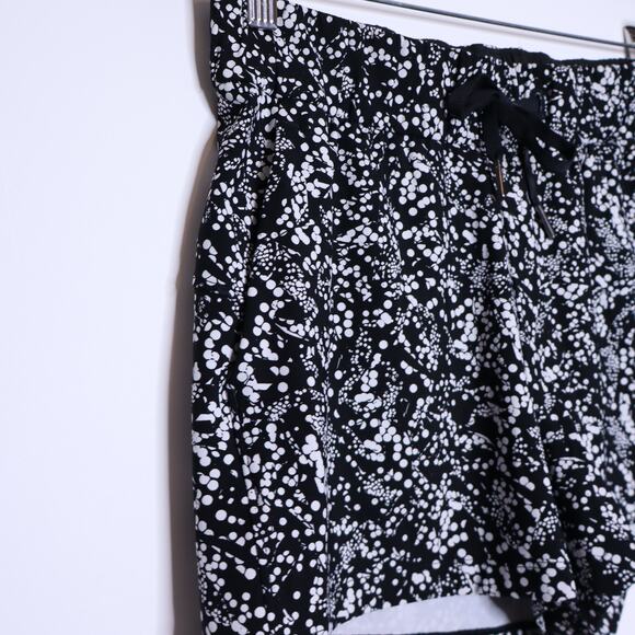 LULULEMON On The Fly Short 2.5" Chirasu Black Medium Rise Casual Women's 6 - Picture 5 of 9